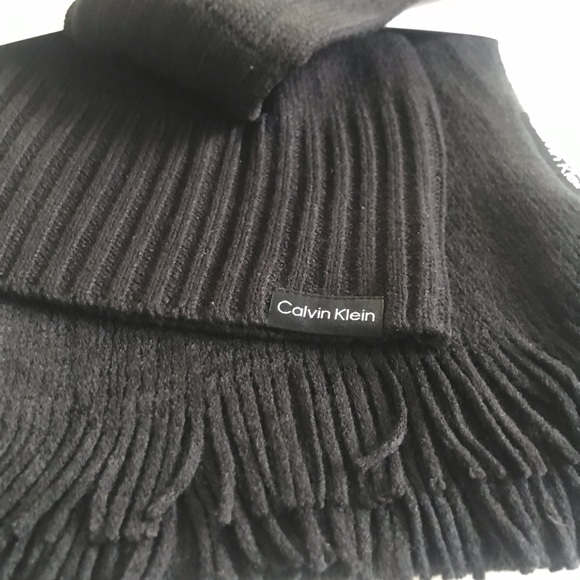 Calvin Klein 3 piece set : hat, scarf and gloves for women - Picture 3 of 7